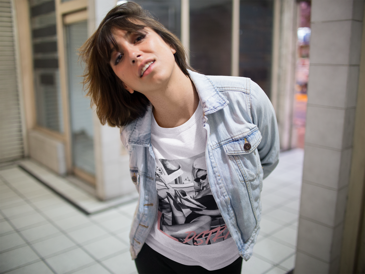 GIRL BOSS Classic Fit AmplifyDestroy Print Tee Shirt Model Black White Model